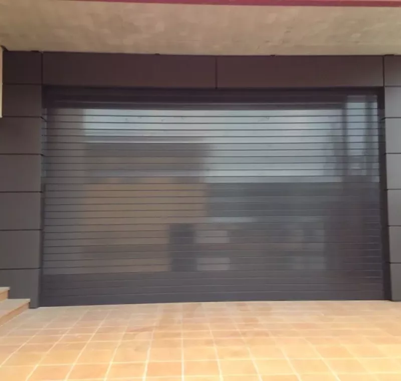 Puerta de garaje terminada en Navàs