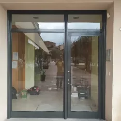 Puerta de entrada terminada en Navàs