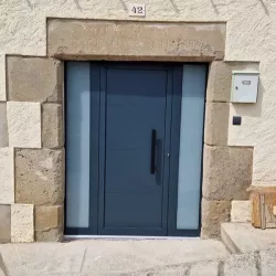 Puerta de entrada realizada en Barcelona