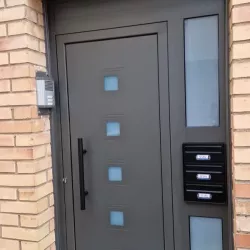 Obra terminada de puerta de entrada